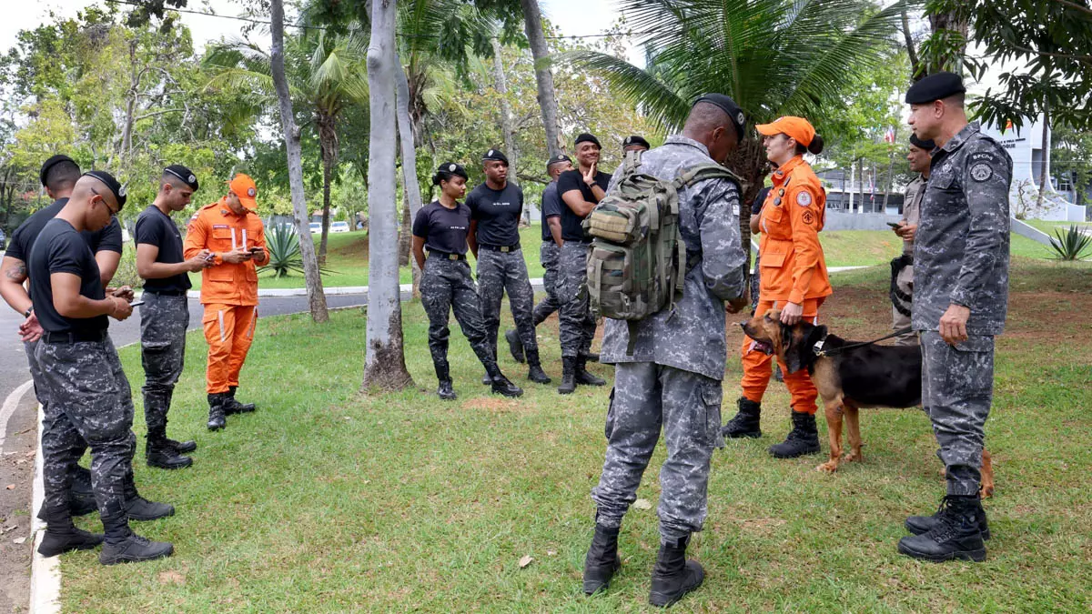 Policiais militares do Batalhão de Polícia de Choque da Polícia Militar da Bahia (PMBA) participaram, nesta terça-feira (25),