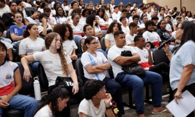 participaram das atividades do I Circuito ENEM, um aulão pedagógico intensivo voltado para jovens que estão concluindo o ensino médio. 
