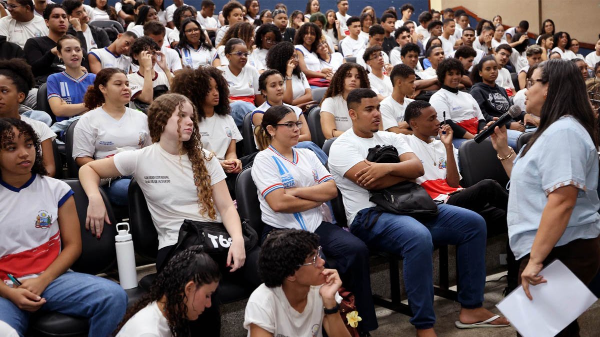 participaram das atividades do I Circuito ENEM, um aulão pedagógico intensivo voltado para jovens que estão concluindo o ensino médio. 
