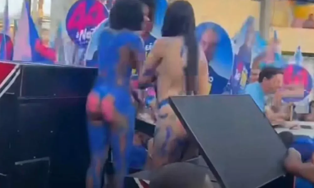 A deputada federal Lídice da Mata (PSB) criticou a presença de duas jovens seminuas, com os corpos pintados nas cores da campanha