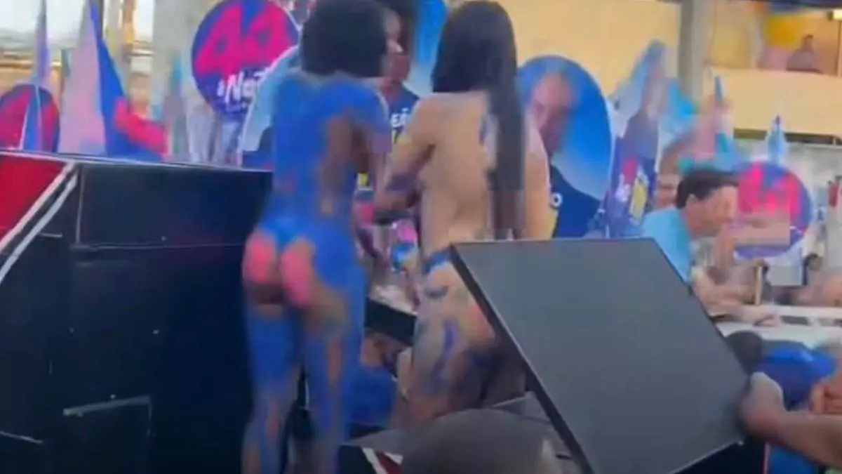 A deputada federal Lídice da Mata (PSB) criticou a presença de duas jovens seminuas, com os corpos pintados nas cores da campanha