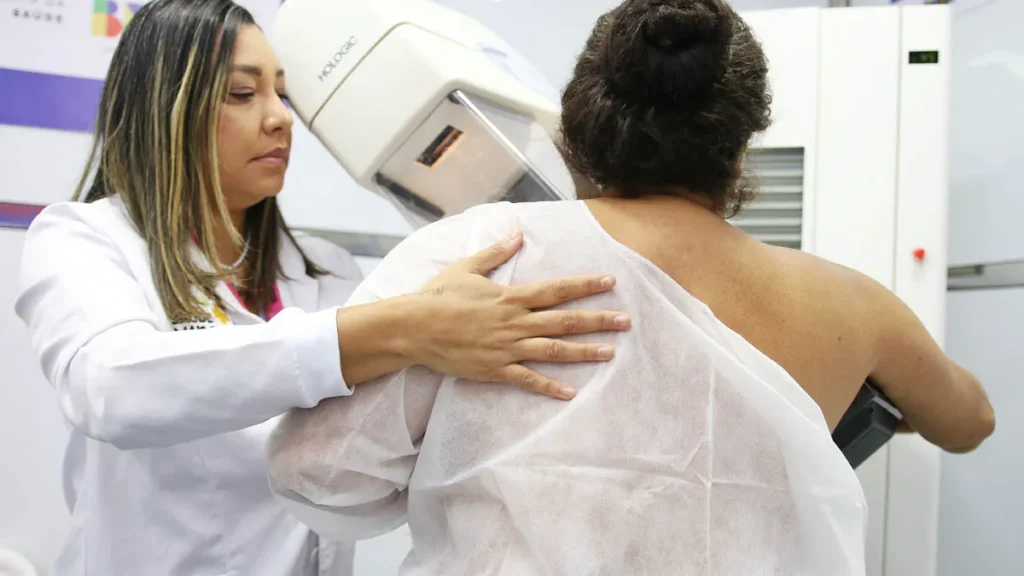 preventivos e reforçar a importância do diagnóstico precoce do câncer de mama, a Secretaria da Saúde do Estado da Bahia (Sesab)