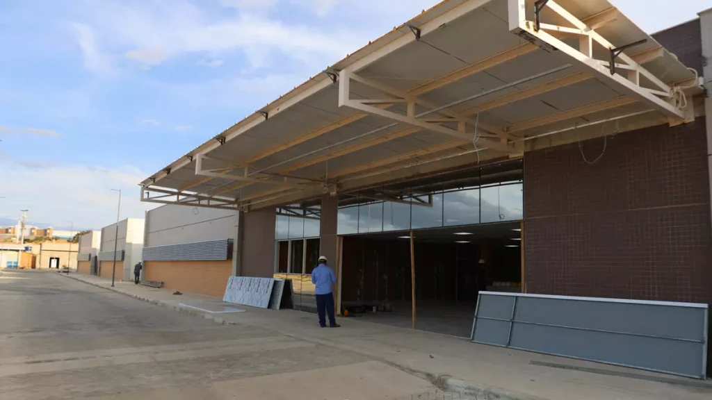 Com as obras em ritmo acelerado, o Hospital Estadual Vale do Ouro, em Jacobina, no centro-norte da Bahia, entrou na fase final de construção.