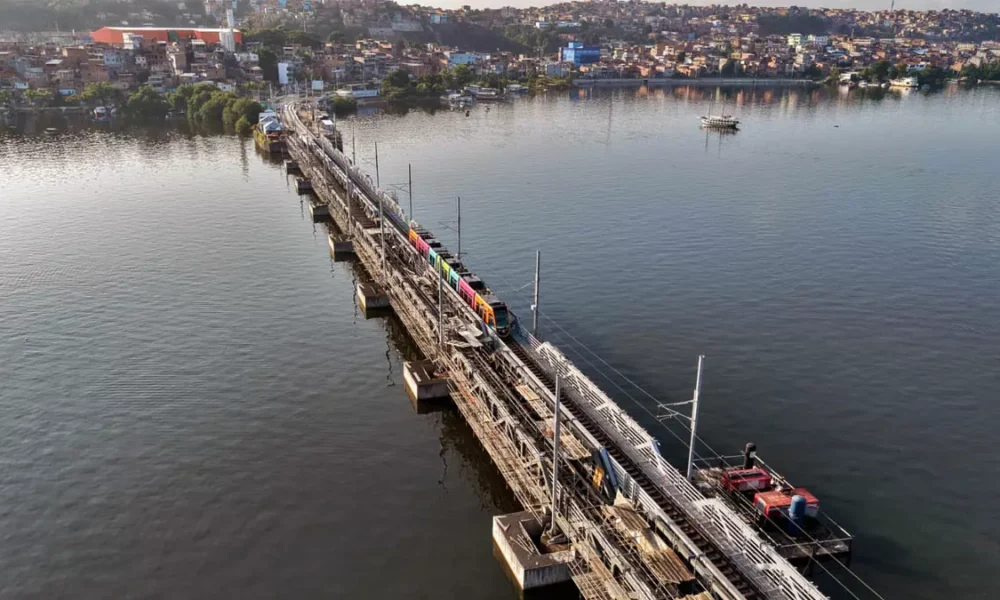 O Veículo Leve sobre Trilhos (VLT) iniciou, nesta terça-feira (1º), o transporte de passageiros a partir da Parada Marisqueiras,