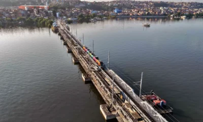 O Veículo Leve sobre Trilhos (VLT) iniciou, nesta terça-feira (1º), o transporte de passageiros a partir da Parada Marisqueiras,