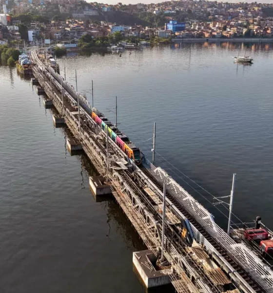 O Veículo Leve sobre Trilhos (VLT) iniciou, nesta terça-feira (1º), o transporte de passageiros a partir da Parada Marisqueiras,
