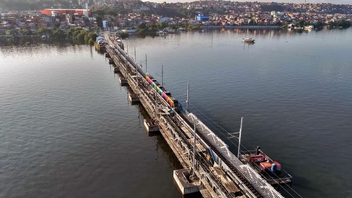 O Veículo Leve sobre Trilhos (VLT) iniciou, nesta terça-feira (1º), o transporte de passageiros a partir da Parada Marisqueiras,