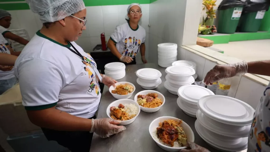 programa Bahia Sem Fome. Durante o mês de agosto, foram inauguradas quatro novas cozinhas comunitárias nos municípios de São