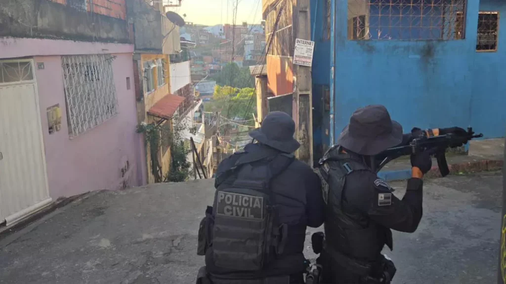 homem apontado como liderança criminosa na região de Cajazeiras, em Salvador. O suspeito foi capturado na tarde desta sexta-feira (4),