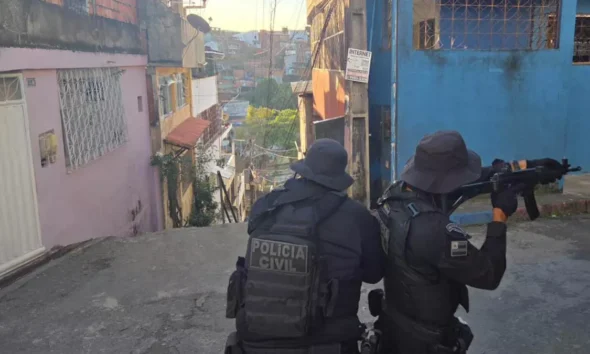 homem apontado como liderança criminosa na região de Cajazeiras, em Salvador. O suspeito foi capturado na tarde desta sexta-feira (4),