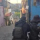 homem apontado como liderança criminosa na região de Cajazeiras, em Salvador. O suspeito foi capturado na tarde desta sexta-feira (4),