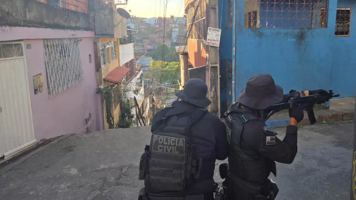 homem apontado como liderança criminosa na região de Cajazeiras, em Salvador. O suspeito foi capturado na tarde desta sexta-feira (4),