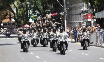 A programação do 7 de Setembro em Salvador começou nesta segunda-feira (7) com o hasteamento das bandeiras do Brasil, da Bahia