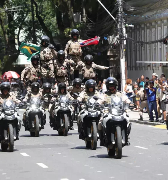 A programação do 7 de Setembro em Salvador começou nesta segunda-feira (7) com o hasteamento das bandeiras do Brasil, da Bahia