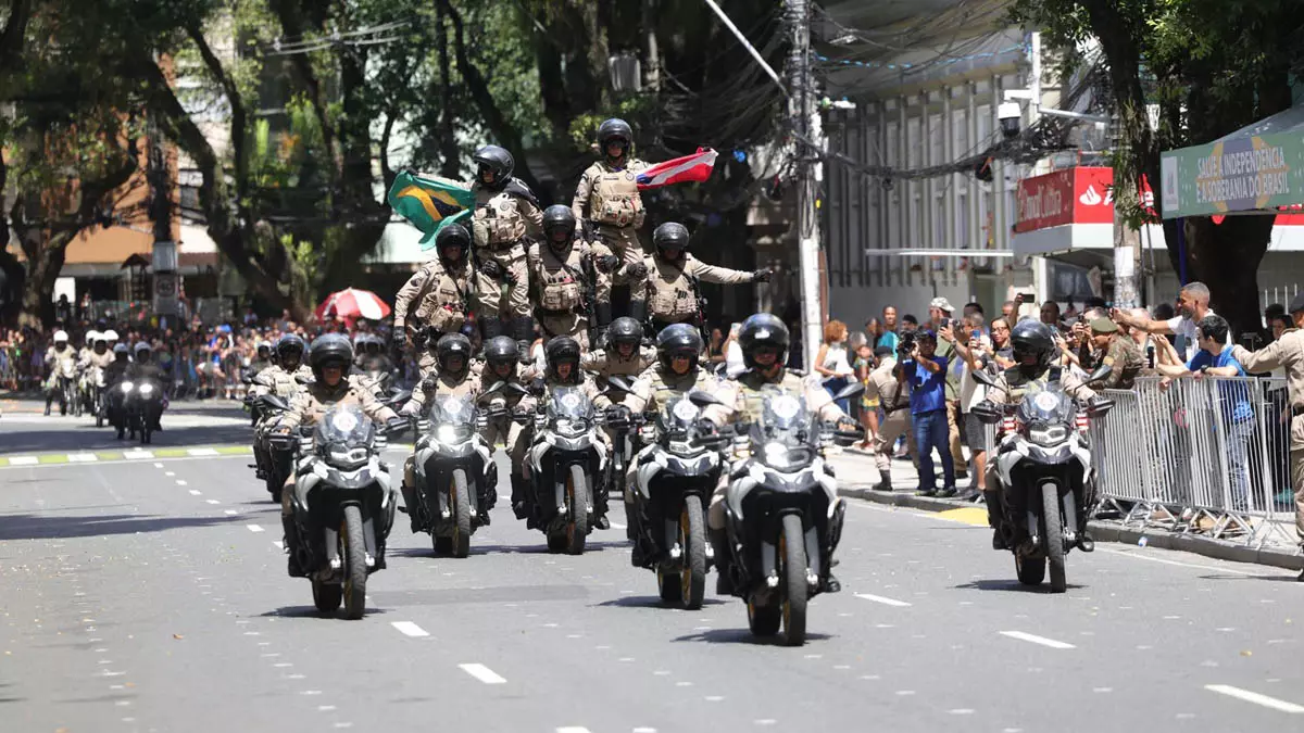 A programação do 7 de Setembro em Salvador começou nesta segunda-feira (7) com o hasteamento das bandeiras do Brasil, da Bahia