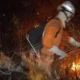 O Governo da Bahia intensificou as ações de combate ao incêndio florestal que atinge a região localizada na divisa entre os municípios