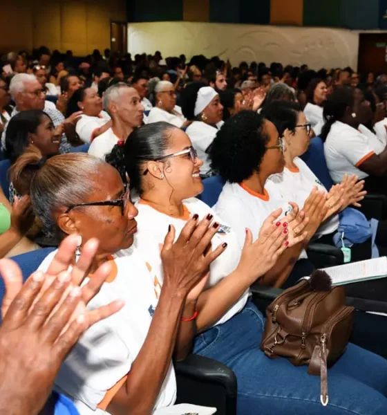 Secretaria do Trabalho, Emprego, Renda e Esporte (Setre). A cerimônia de certificação foi realizada no auditório da Universidade