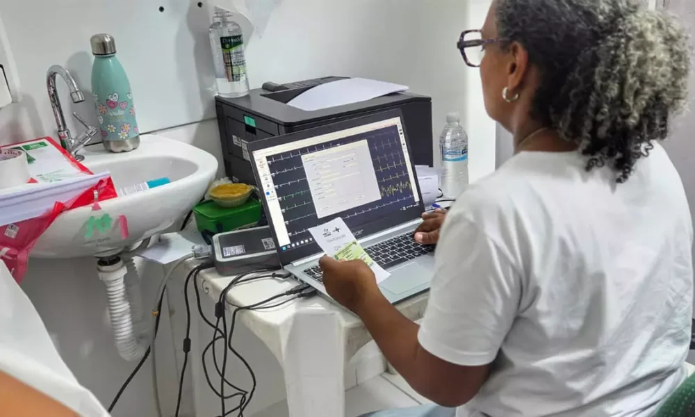 infraestrutura hospitalar. As iniciativas incluem a realização da Feira Saúde Mais Perto, em Salvador, a entrega de equipamentos