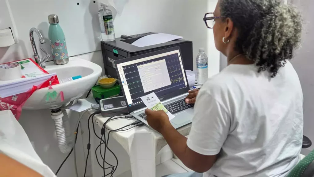 infraestrutura hospitalar. As iniciativas incluem a realização da Feira Saúde Mais Perto, em Salvador, a entrega de equipamentos