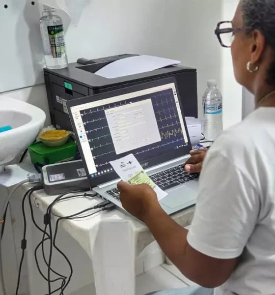 infraestrutura hospitalar. As iniciativas incluem a realização da Feira Saúde Mais Perto, em Salvador, a entrega de equipamentos
