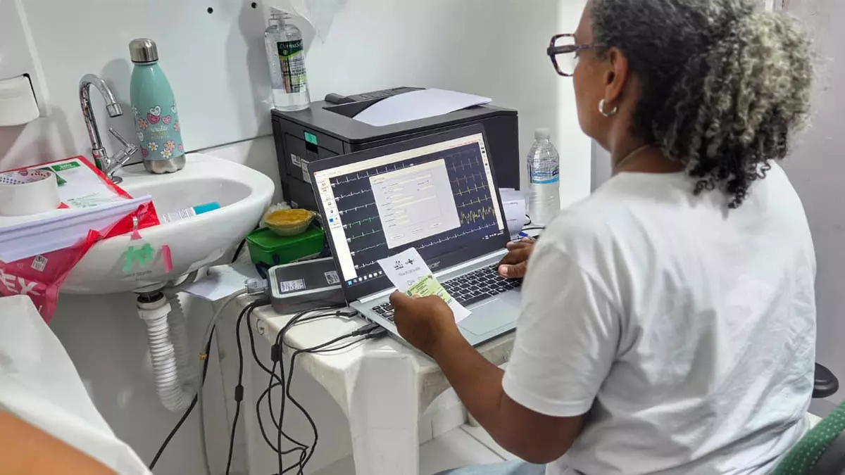 infraestrutura hospitalar. As iniciativas incluem a realização da Feira Saúde Mais Perto, em Salvador, a entrega de equipamentos