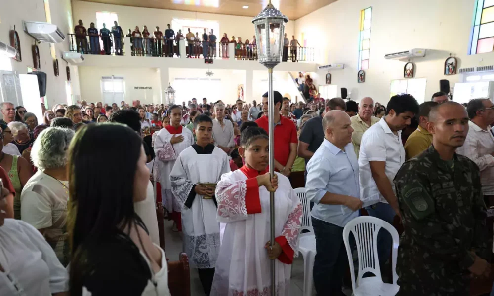 Centenas de devotos participaram, nesta segunda-feira (12), da tradicional procissão em homenagem a Nossa Senhora do Perpétuo Socorro,