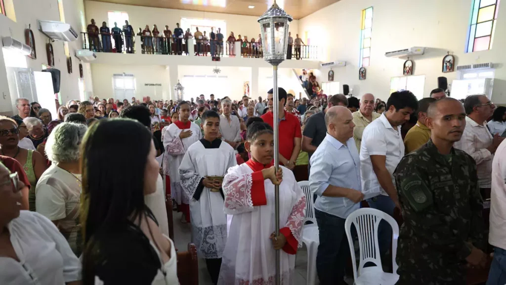 Centenas de devotos participaram, nesta segunda-feira (12), da tradicional procissão em homenagem a Nossa Senhora do Perpétuo Socorro,