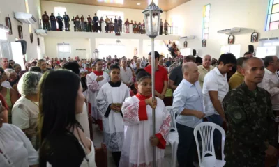 Centenas de devotos participaram, nesta segunda-feira (12), da tradicional procissão em homenagem a Nossa Senhora do Perpétuo Socorro,