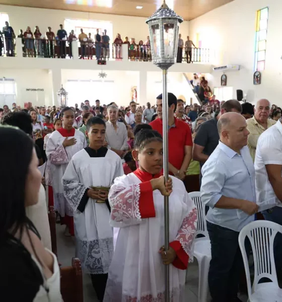 Centenas de devotos participaram, nesta segunda-feira (12), da tradicional procissão em homenagem a Nossa Senhora do Perpétuo Socorro,