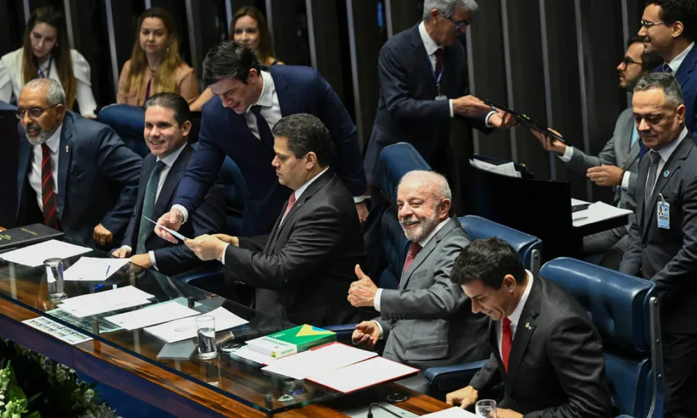 O Congresso Nacional promulgou, nesta sexta-feira (16), a Emenda Constitucional nº 141/2026, que extingue a escala de trabalho 6x1