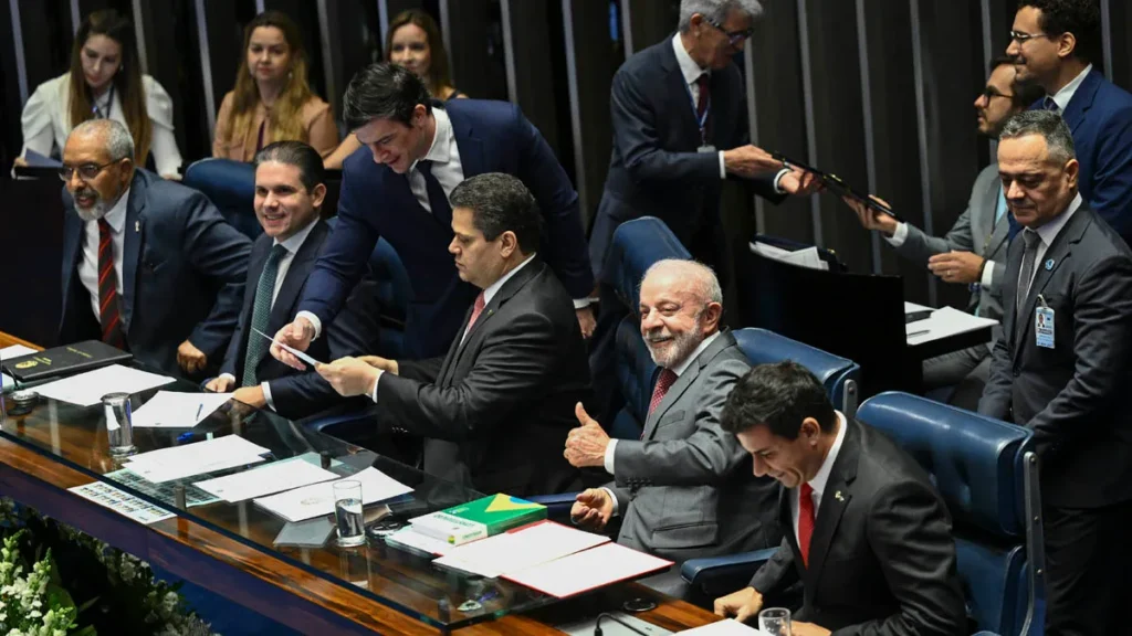 O Congresso Nacional promulgou, nesta sexta-feira (16), a Emenda Constitucional nº 141/2026, que extingue a escala de trabalho 6x1