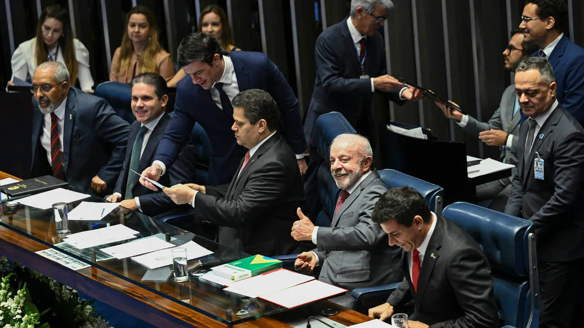 O Congresso Nacional promulgou, nesta sexta-feira (16), a Emenda Constitucional nº 141/2026, que extingue a escala de trabalho 6x1