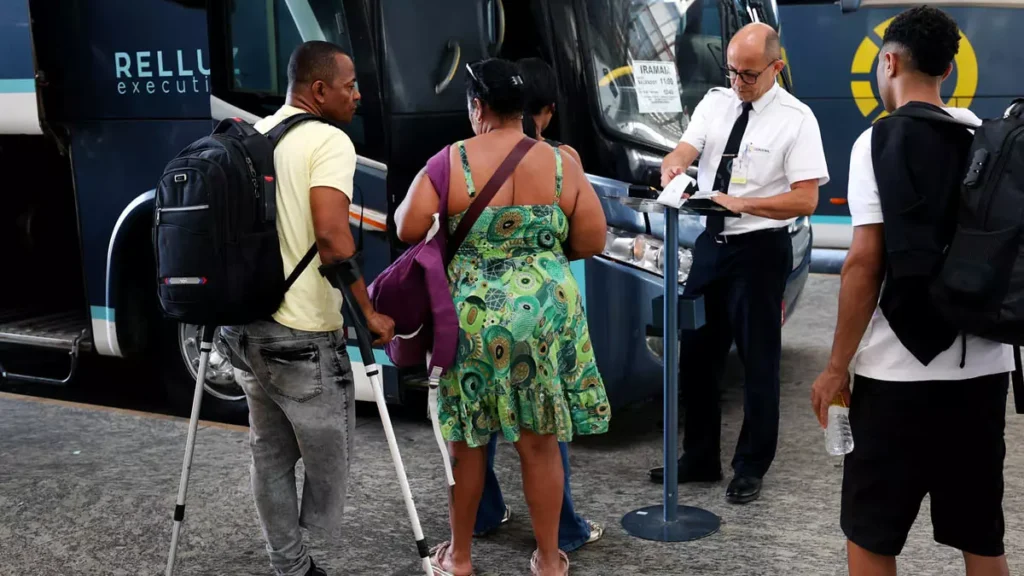 pelo PT e partidos aliados, a Justiça Eleitoral determinou medidas para garantir o deslocamento da população aos locais de votação,
