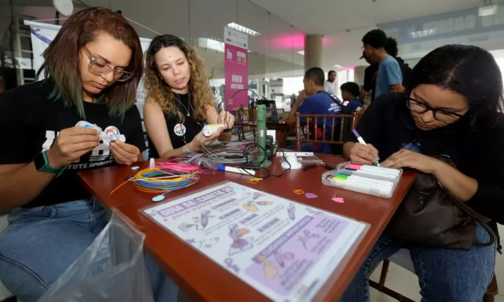 espírito da 23ª Semana Nacional de Ciência e Tecnologia (SNCT) na Bahia. As jovens viajaram até Salvador para apresentar um protótipo