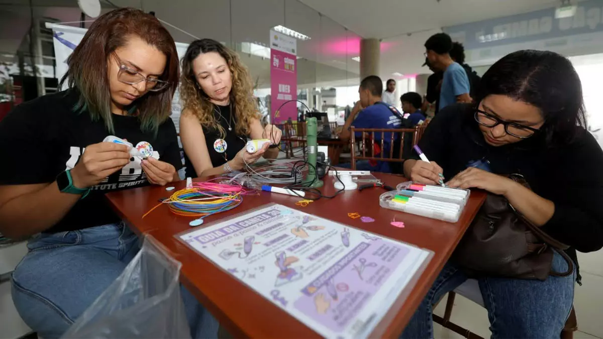 espírito da 23ª Semana Nacional de Ciência e Tecnologia (SNCT) na Bahia. As jovens viajaram até Salvador para apresentar um protótipo