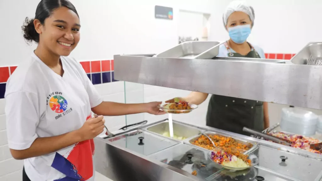 fortalece a participação da agricultura familiar na alimentação escolar, aproximando agricultores e agricultoras familiares das unidades