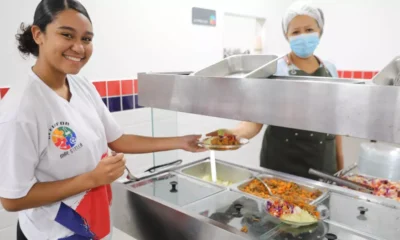 fortalece a participação da agricultura familiar na alimentação escolar, aproximando agricultores e agricultoras familiares das unidades