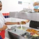 fortalece a participação da agricultura familiar na alimentação escolar, aproximando agricultores e agricultoras familiares das unidades