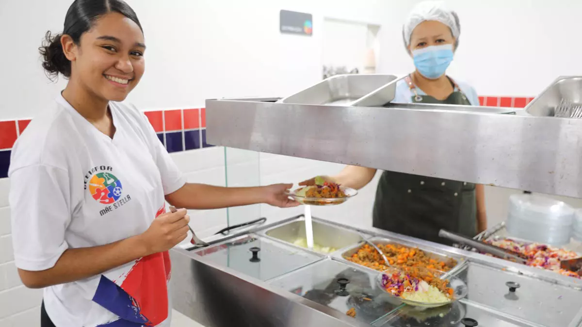 fortalece a participação da agricultura familiar na alimentação escolar, aproximando agricultores e agricultoras familiares das unidades