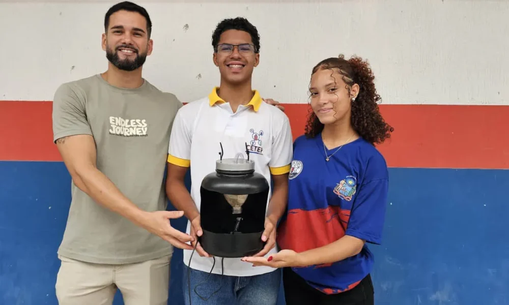 O uso de bebedouros com água corrente é uma alternativa para estimular a hidratação dos gatos. Segundo o Cornell Feline Health Center,
