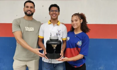 O uso de bebedouros com água corrente é uma alternativa para estimular a hidratação dos gatos. Segundo o Cornell Feline Health Center,