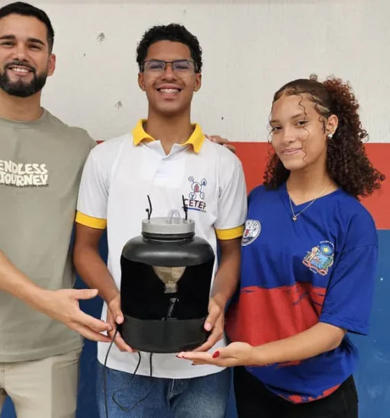 O uso de bebedouros com água corrente é uma alternativa para estimular a hidratação dos gatos. Segundo o Cornell Feline Health Center,
