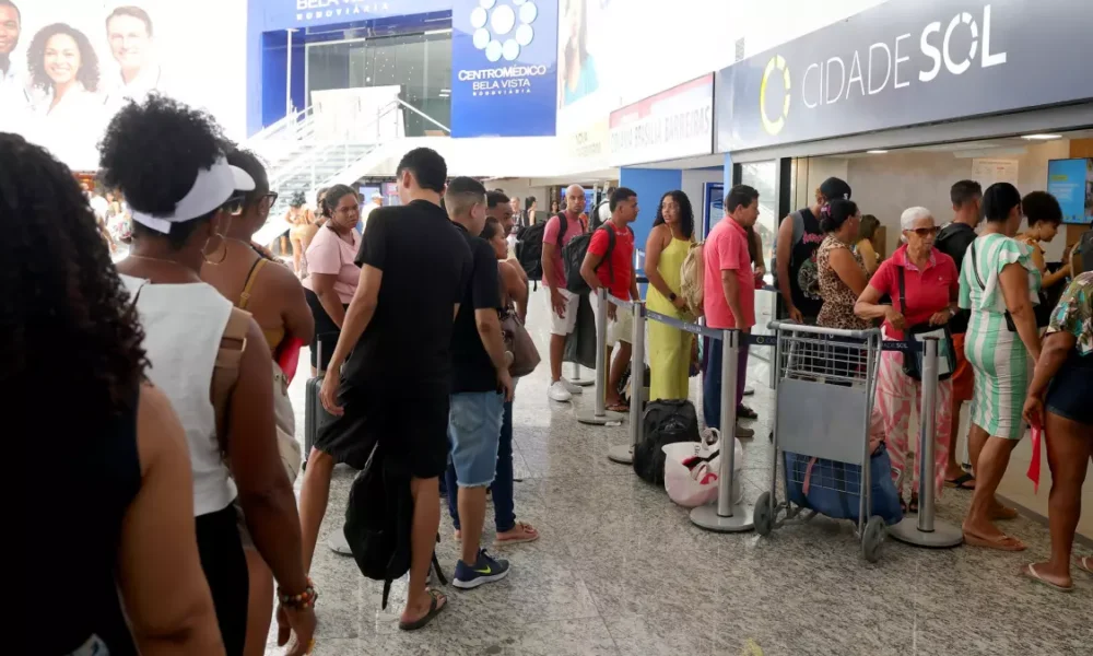 A Operação Vai e Vota registrou até a manhã desta segunda-feira (26) a emissão de aproximadamente 120 mil passagens