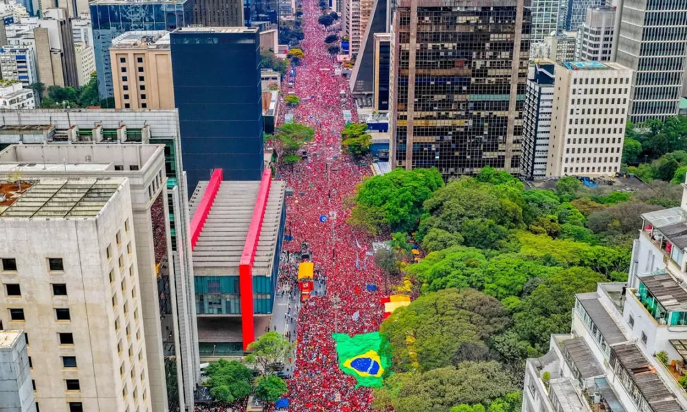 Uma manifestação em apoio à reeleição do presidente Luiz Inácio Lula da Silva (PT) ocupou, neste domingo (11), grande parte da