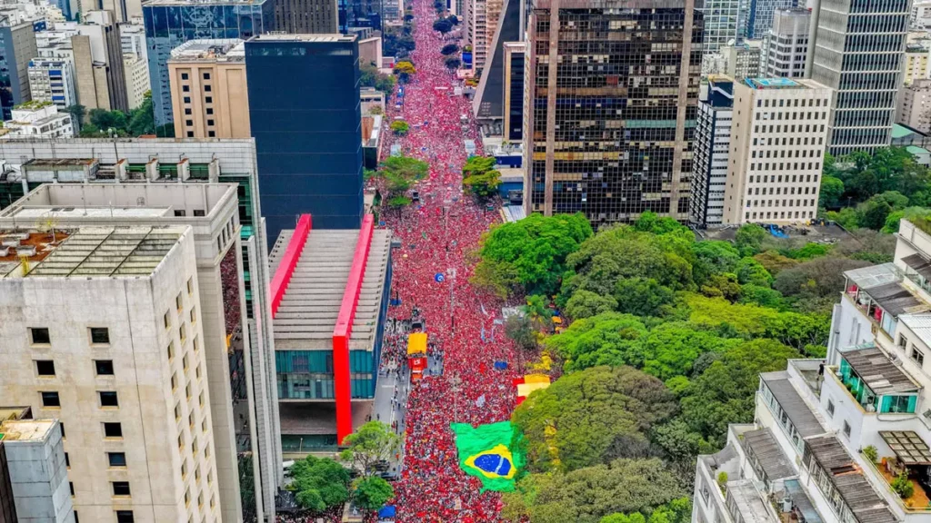 Uma manifestação em apoio à reeleição do presidente Luiz Inácio Lula da Silva (PT) ocupou, neste domingo (11), grande parte da