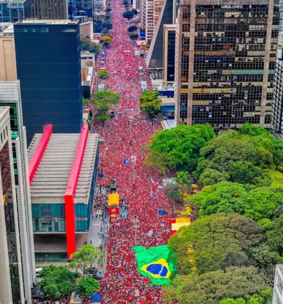 Uma manifestação em apoio à reeleição do presidente Luiz Inácio Lula da Silva (PT) ocupou, neste domingo (11), grande parte da