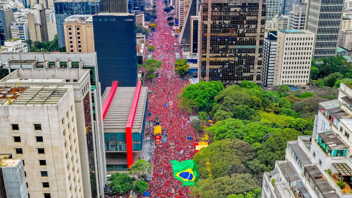 Uma manifestação em apoio à reeleição do presidente Luiz Inácio Lula da Silva (PT) ocupou, neste domingo (11), grande parte da