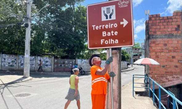 A Secretaria de Turismo do Estado da Bahia (Setur-BA) iniciou a implantação da nova sinalização turística de Salvador, com a instalação