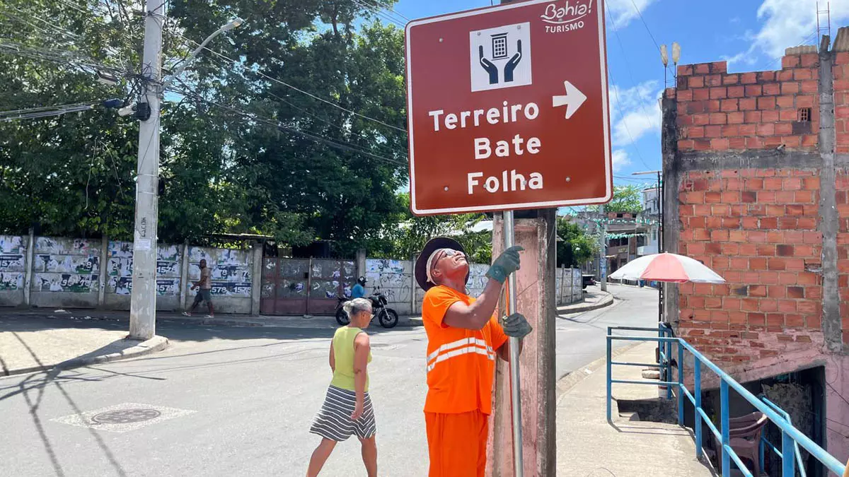 A Secretaria de Turismo do Estado da Bahia (Setur-BA) iniciou a implantação da nova sinalização turística de Salvador, com a instalação