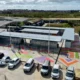 O Governo da Bahia entregou, nesta quinta-feira (1º), um novo camelódromo em Águas Claras, em Salvador. A estrutura conta com 61 boxes